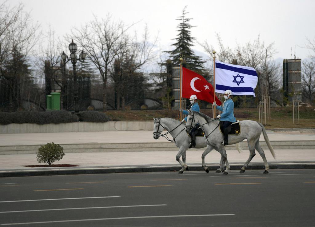 Reiter mit Flaggen von Israel und Türkiye